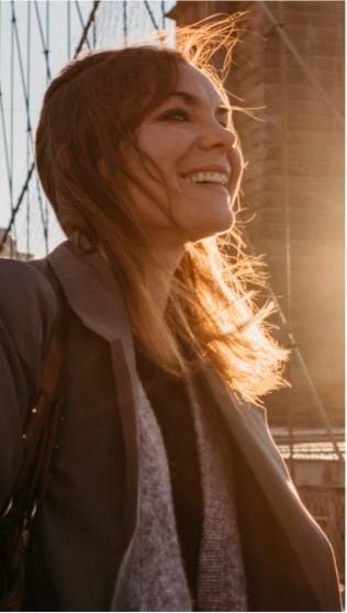 mujer sonriendo